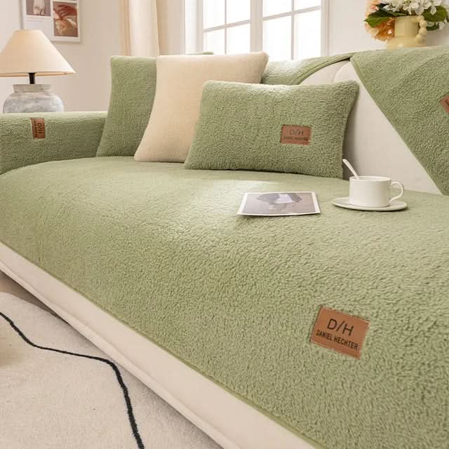 "Zora Sofabezug aus weichem, luxuriösem Sherpa-Fleece in Wohnzimmer, schützt Sofa und verleiht elegante Gemütlichkeit."