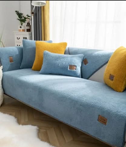 "Zora Sofabezug aus weichem, luxuriösem Sherpa-Fleece in Wohnzimmer, schützt Sofa und verleiht elegante Gemütlichkeit."