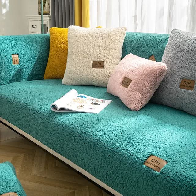 "Zora Sofabezug aus weichem, luxuriösem Sherpa-Fleece in Wohnzimmer, schützt Sofa und verleiht elegante Gemütlichkeit."