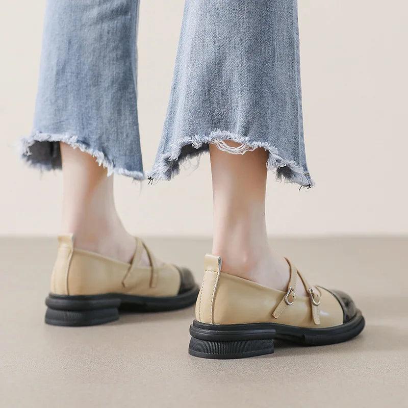 Zweifarbige Mary-Jane-Flats mit Doppelriemen, schwarze Zehenkappe, cremefarbenes Obermaterial, Damenschuh elegant und modern.
