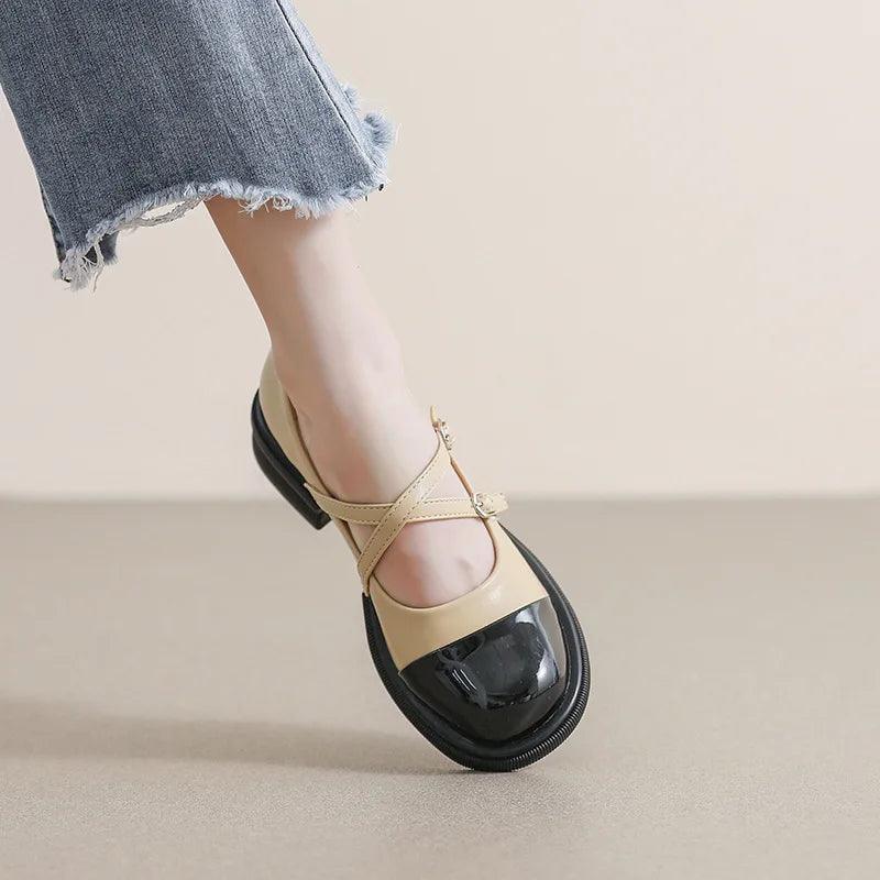 Zweifarbige Mary-Jane-Flats mit Doppelriemen, schwarze Zehenkappe, cremefarbenes Obermaterial, Damenschuh elegant und modern.
