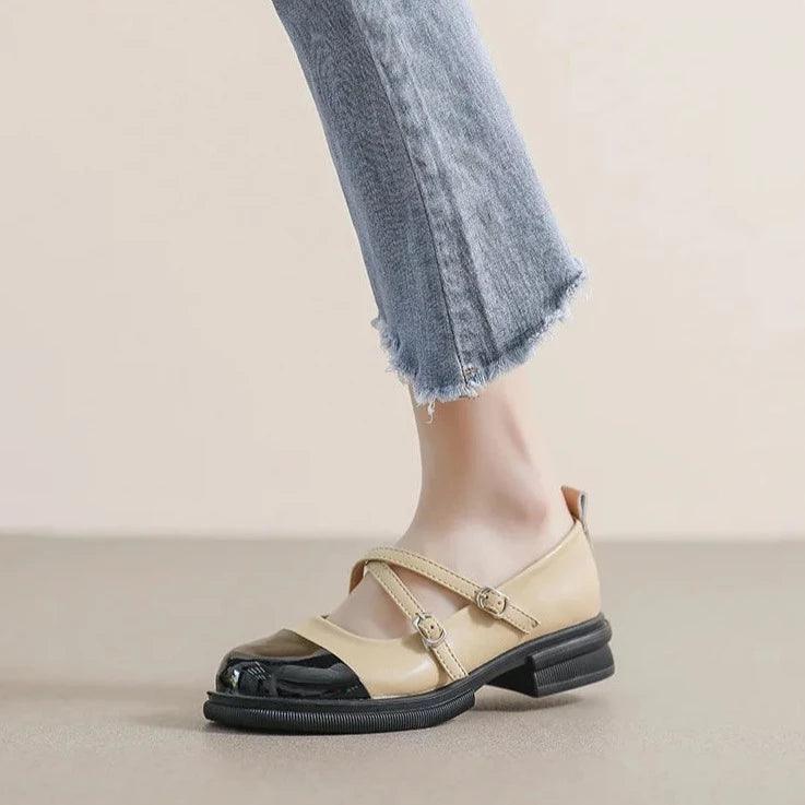 Zweifarbige Mary-Jane-Flats mit Doppelriemen, schwarze Zehenkappe, cremefarbenes Obermaterial, Damenschuh elegant und modern.