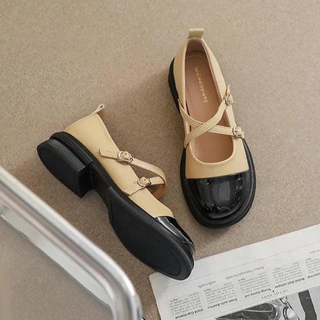 Zweifarbige Mary-Jane-Flats mit Doppelriemen, schwarze Zehenkappe, cremefarbenes Obermaterial, Damenschuh elegant und modern.
