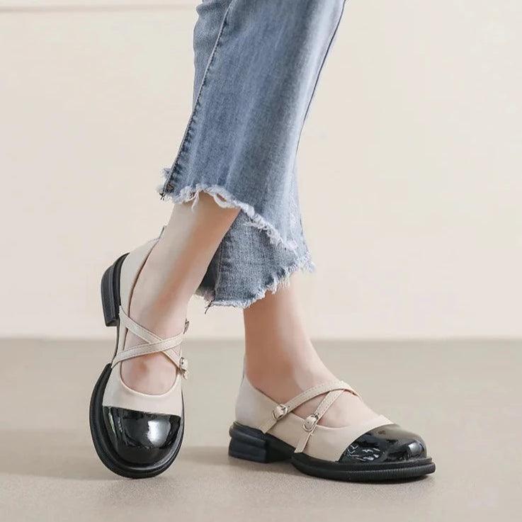 Zweifarbige Mary-Jane-Flats mit Doppelriemen, schwarze Zehenkappe, cremefarbenes Obermaterial, Damenschuh elegant und modern.
