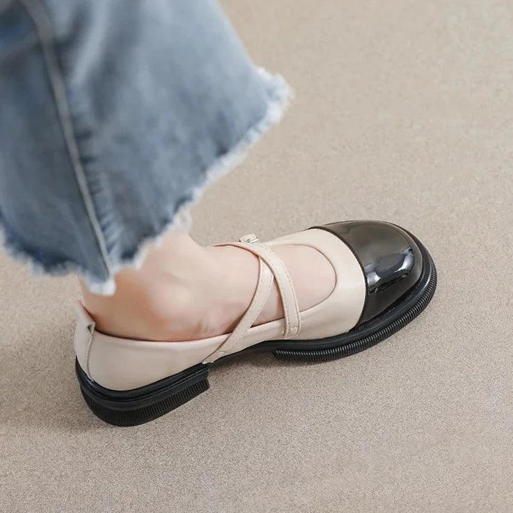 Zweifarbige Mary-Jane-Flats mit Doppelriemen, schwarze Zehenkappe, cremefarbenes Obermaterial, Damenschuh elegant und modern.