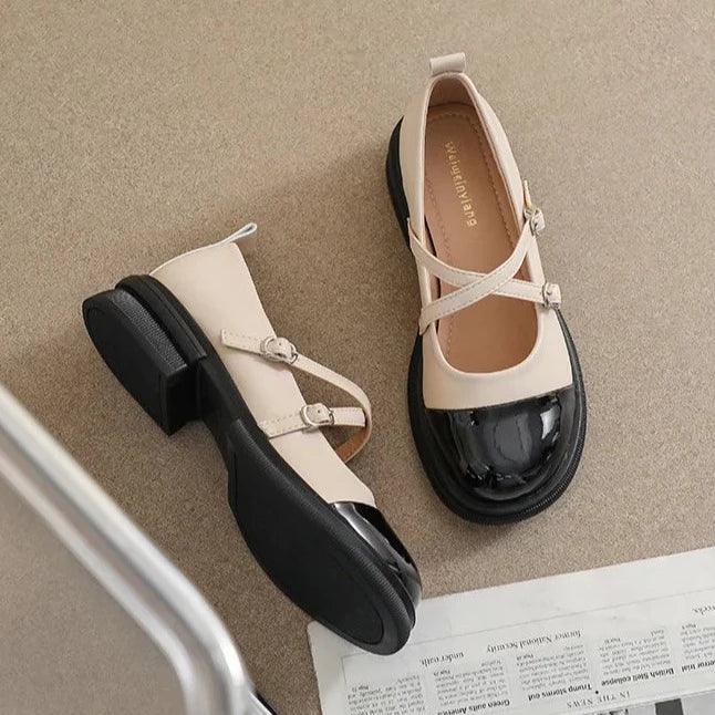 Zweifarbige Mary-Jane-Flats mit Doppelriemen, schwarze Zehenkappe, cremefarbenes Obermaterial, Damenschuh elegant und modern.