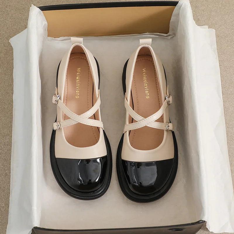 Zweifarbige Mary-Jane-Flats mit Doppelriemen, schwarze Zehenkappe, cremefarbenes Obermaterial, Damenschuh elegant und modern.