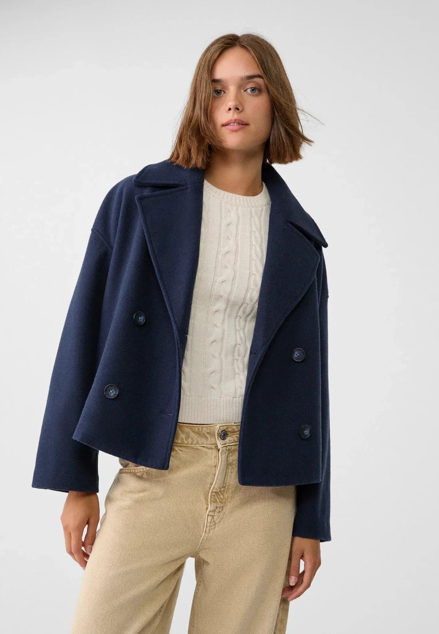 Zweireihige Damen Kurzjacke, elegant und modern, mit Umlegekragen und Langarm, ideal für Alltag und Freizeit.