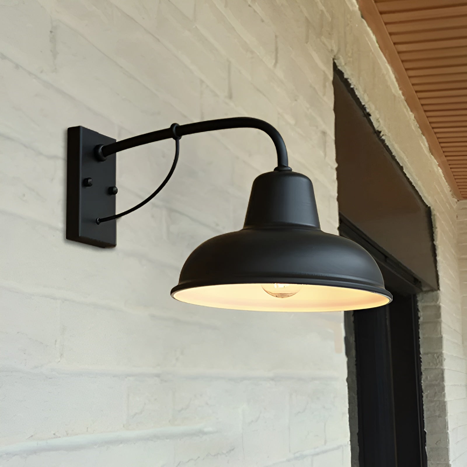 Designer vegglampe med antikk preg. En unik lyskilde som løfter både innendørs og utendørs rom. Stemningslys.
