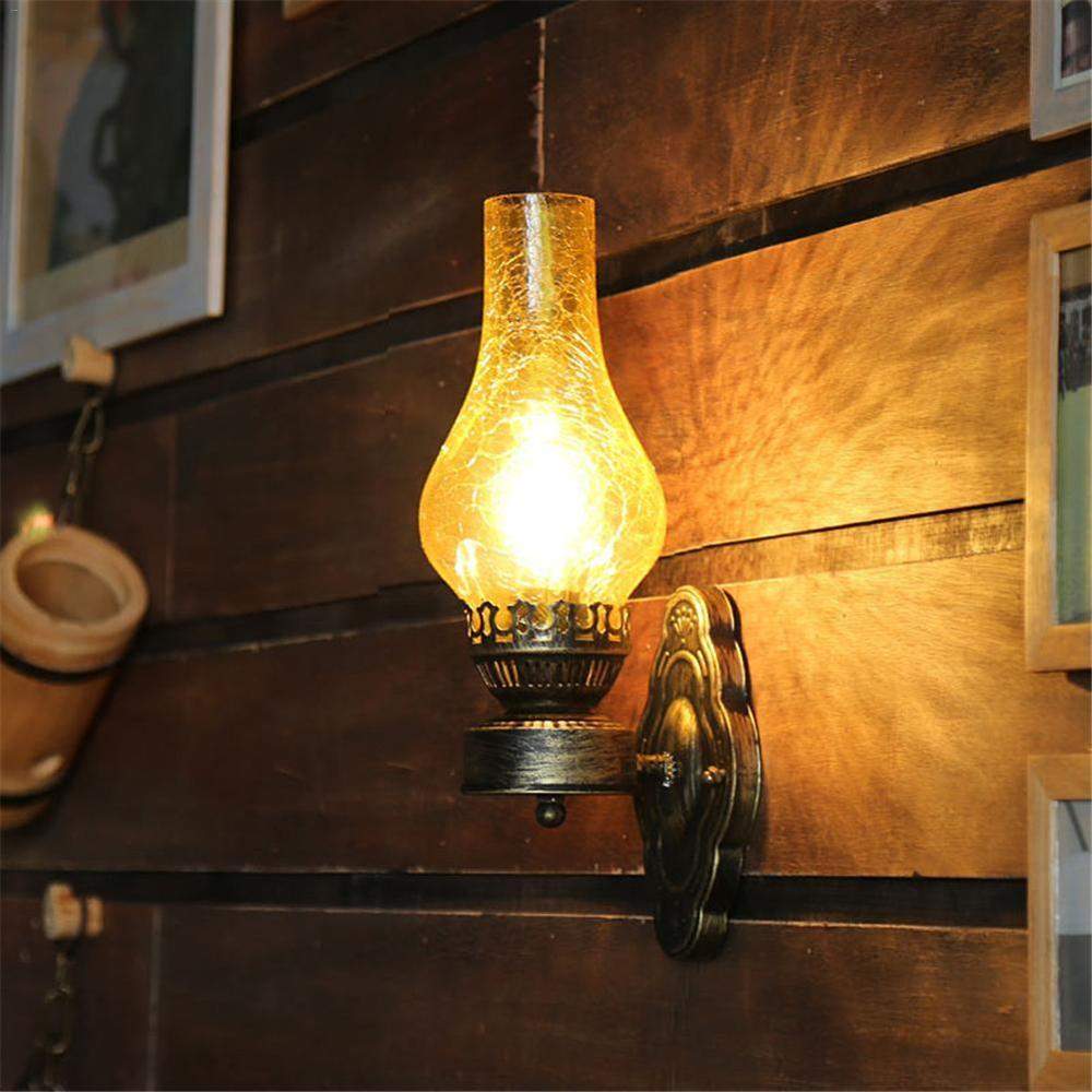 Elegant antikk vegglampe i aluminium, dekorativ belysning som gir vintage preg til ditt interiør.