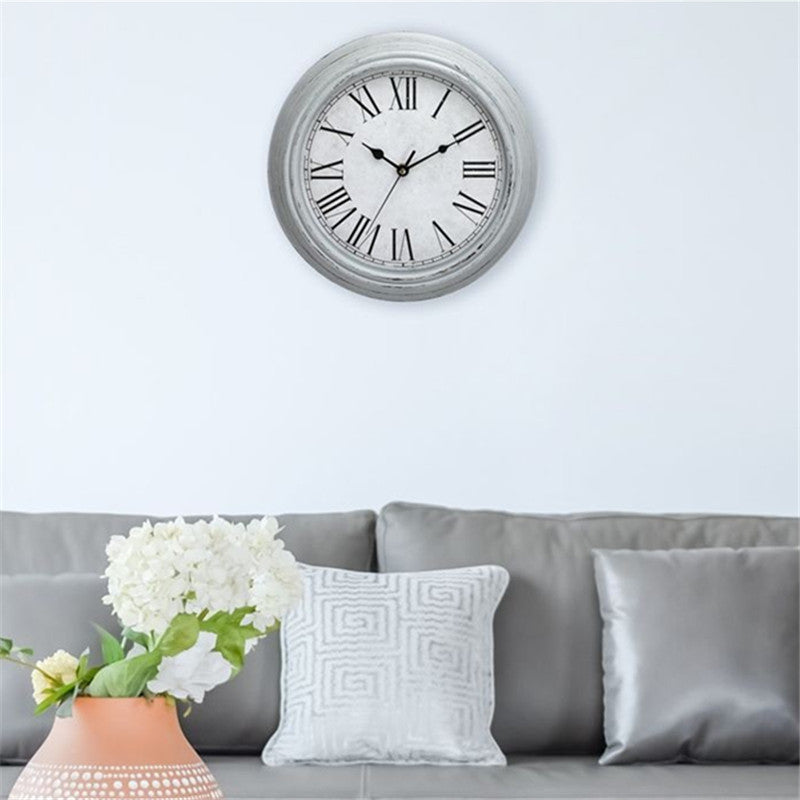 Elegant veggur i antikk stil, en stilren dekorativ klokke som passer inn i moderne hjem.