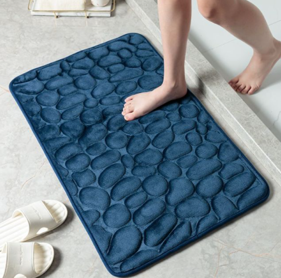 Komfortabel antiskli badematte i minneskum, perfekt for trygge og myke skritt på badet.