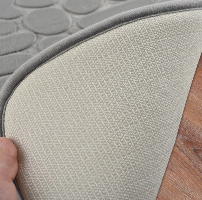 Moderne baderomsinteriør med antiskli badematte, myk og absorberende, sklisikker og komfortabel.