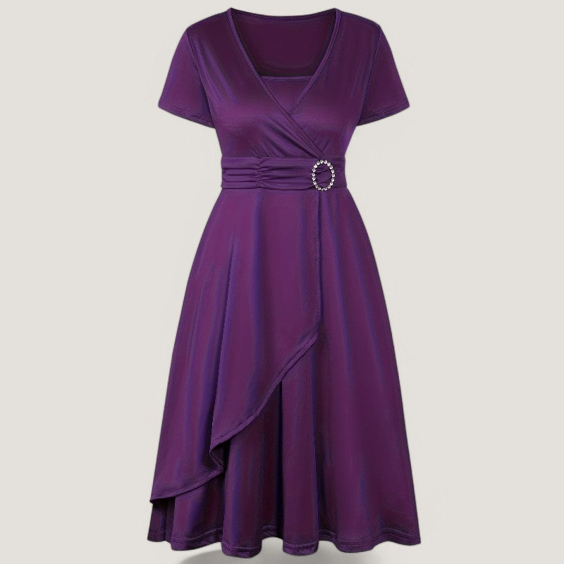 Elegant asymmetrisk kjole for kvinner, pyntet med skinnende strass. Ideell for kveldsantrekk og sommer.
