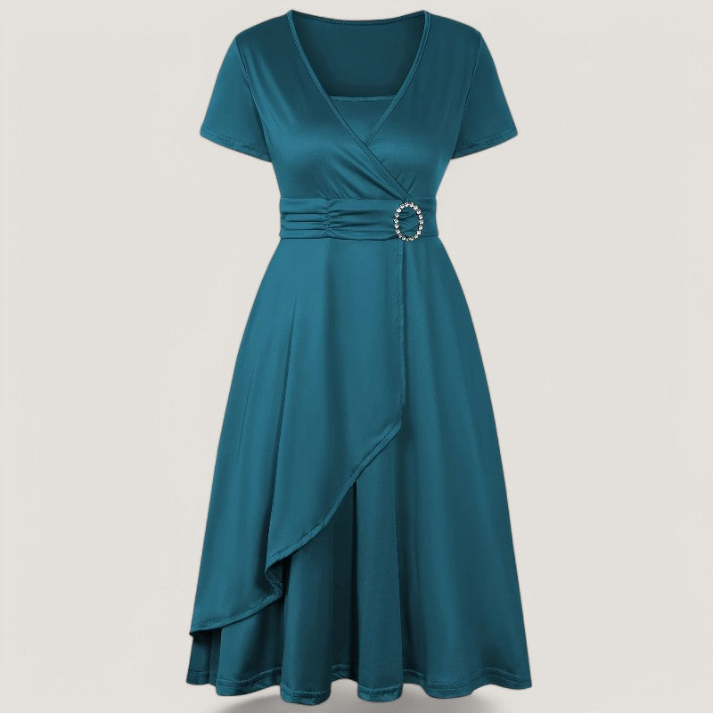 Enestående asymmetrisk robe med strass for kvinner. En festkjole som tilbyr både stil, eleganse og komfort.