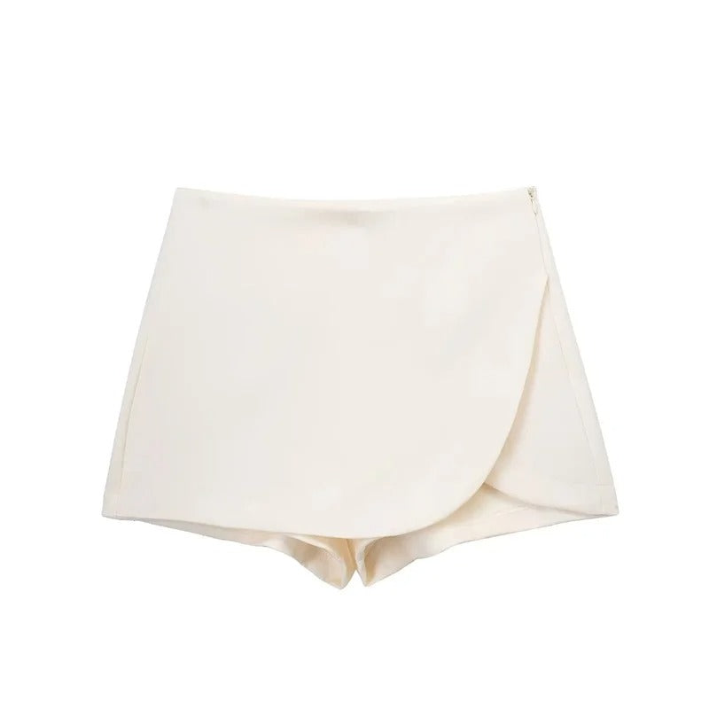 Komfortabelt asymmetrisk skort for kvinner. Kort shorts-skjørt med trendy stil for hverdagsbruk.