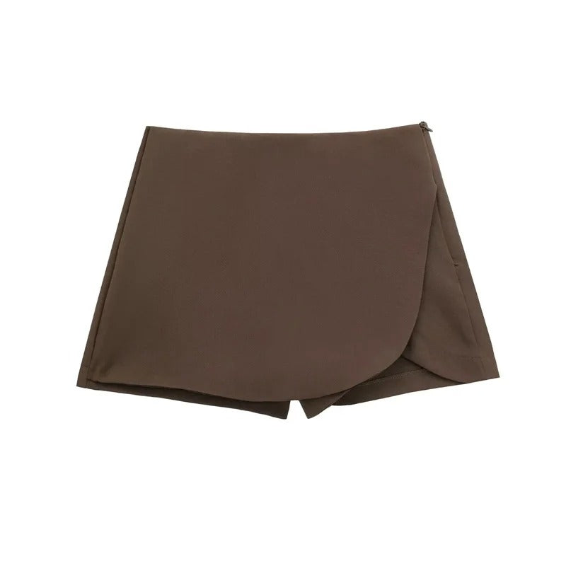 Trendy asymmetrisk sommerskjørt for kvinner. Kort stil med høy midje gir elegant hverdagsmote.