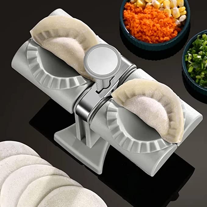 Kjøkkenhjelpemiddel: Automatisk dumplingformer i bruk med deig og fyll. Enkel vei til perfekte dumplings.