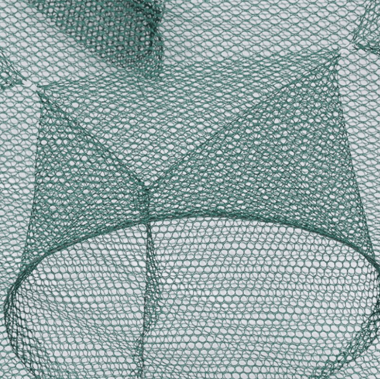 Detaljbilde av automatisk fiskenett i netting, klart til bruk for enkel fiske.