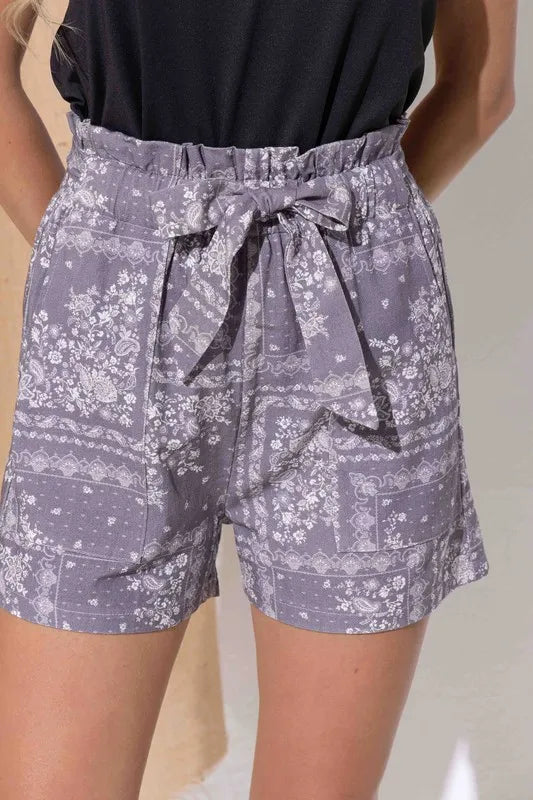 Fargerike dame shorts med avslappet passform og boho print, ideelle for sommer og strand.