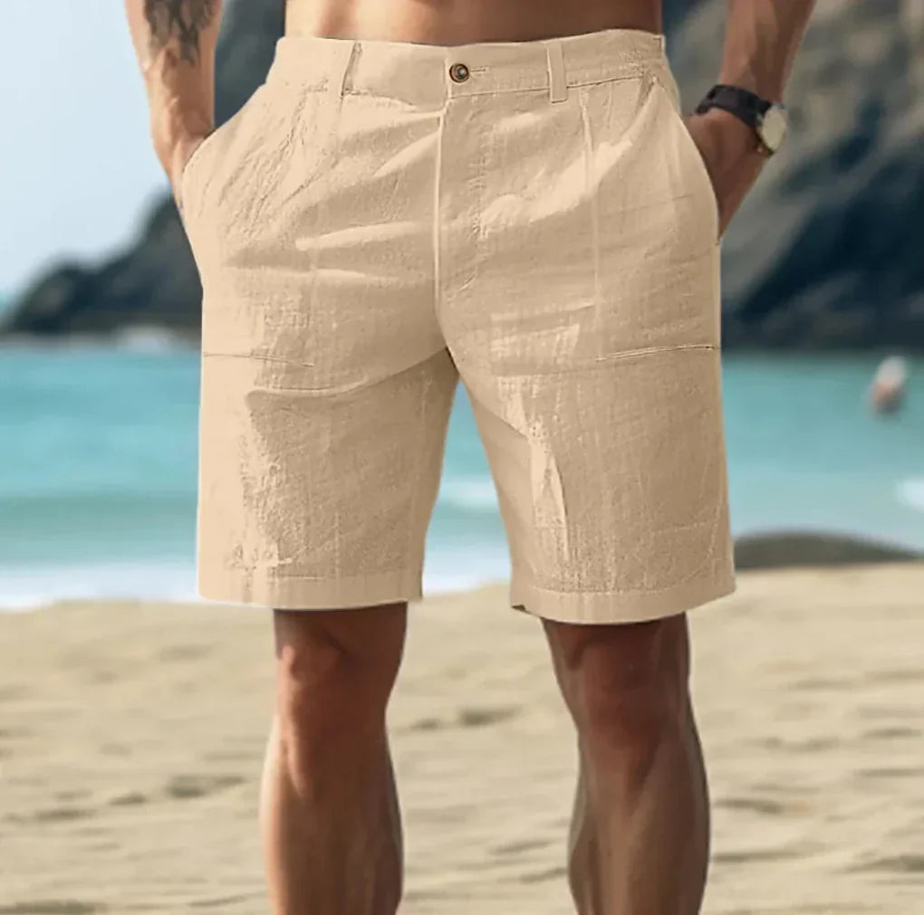 Nærbilde av menns shorts med justerbar snøring i midjen og romslige sidelommer. Ideelle sommerklær for fritid.