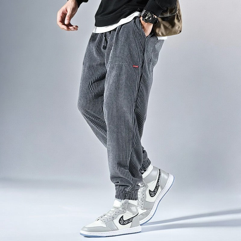 Grå komfortable herre sweatpants med avslappet passform for ultimat bevegelsesfrihet og stil.