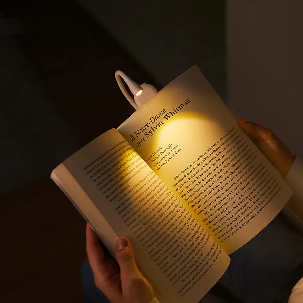 Mini leselampe med dimbar LED for nattlesing. Gir behagelig lys uten å forstyrre. Klipslampe for e-bøker/bøker.