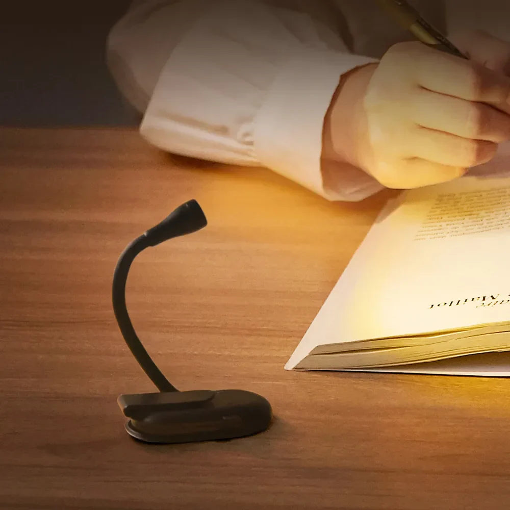 Liten klipslampe med USB-lading, ideell som reiselampe. Fleksibel hals for justerbart leselys. Bærbar og praktisk.