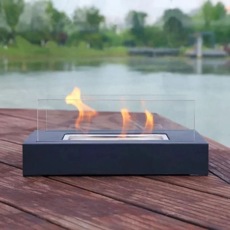 Svart bioetanol bordpeis, et stilig midtpunkt på spisebordet. Koselig innendørs peis.