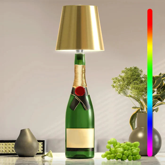 Trådløs LED-lampe på et utebord, lyser opp hagen med dimbart og koselig stemningslys.