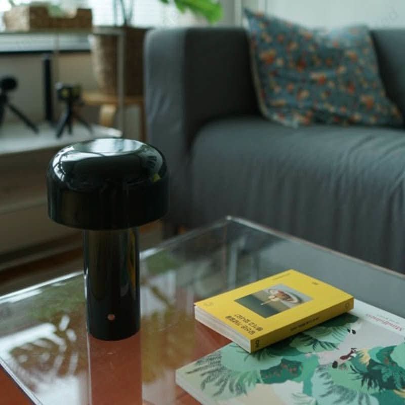 Stilren nattbordslampe med justerbart LED-lys, ideell for lesing og avslappende stemning.