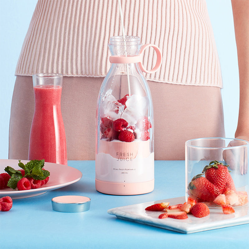 Bærbar rosa blender. Perfekt for friske smoothies, shakes og juice på farten. Reise- og fitnessvennlig kjøkkenutstyr.