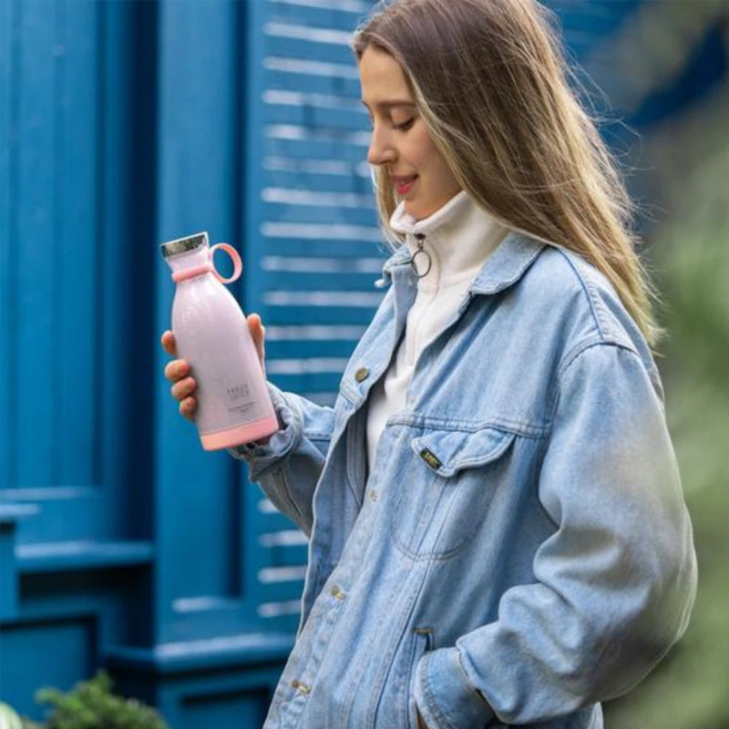 Kompakt bærbar blender i hvit. For friske fruktjuicer, grønne smoothies og proteinshakes. Essensielt kjøkkenutstyr.