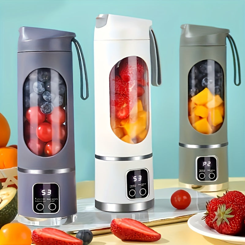 USB-blender ved siden av treningsutstyr, klar for proteinshake etter trening. Perfekt drikkeflaske.