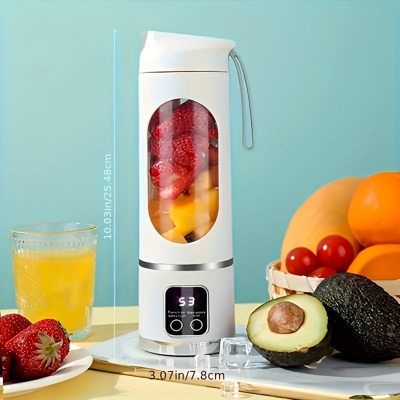 Frisk grønn smoothie lages i bærbar USB-blender. Rask og sunn drikk på kontoret eller utendørs.