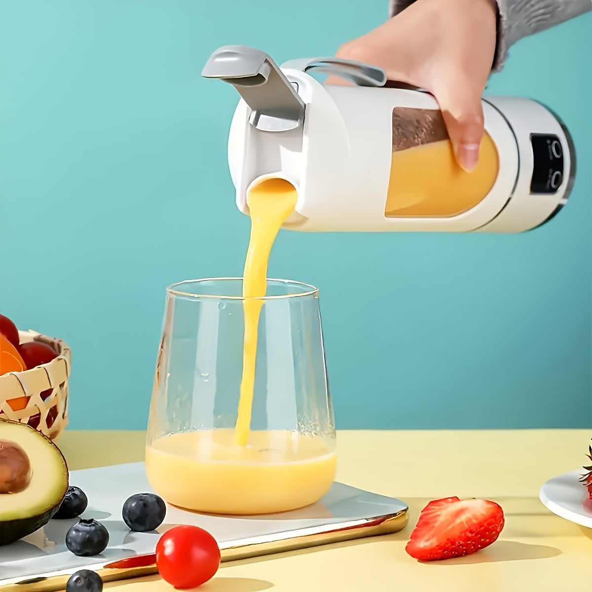 Den bærbare smoothie-blenderen med USB-lader og drikkeflaske funksjon. Enkel å rengjøre og bruke.