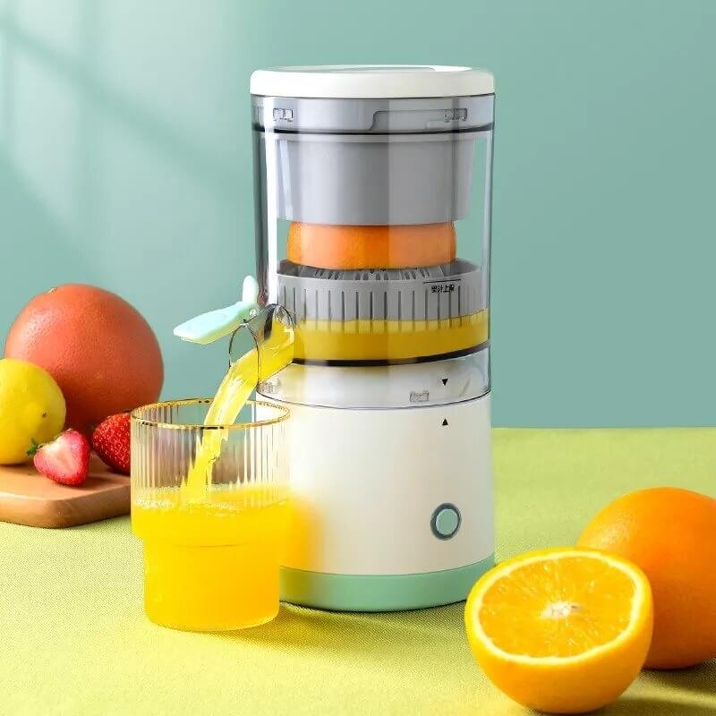 Bærbar USB fruktjuicer i hvit, perfekt for fersk juice og smoothies på farten. Oppladbar og kompakt reisejuicer.