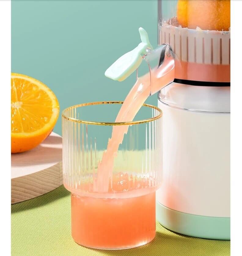 Elegant bærbar USB-juicer lager fersk juice og smoothie overalt. Et must for raske, sunne drikker på reise.