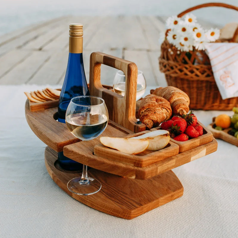 Elegant sammenleggbart piknikbord i tre, ideelt for vin og snacks utendørs på terrassen.
