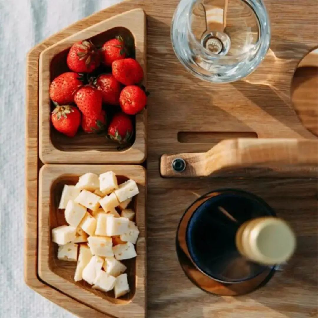Kompakt piknikbord i tre for utendørs vin- og snacksopplevelser, enkelt å bære med seg på tur.