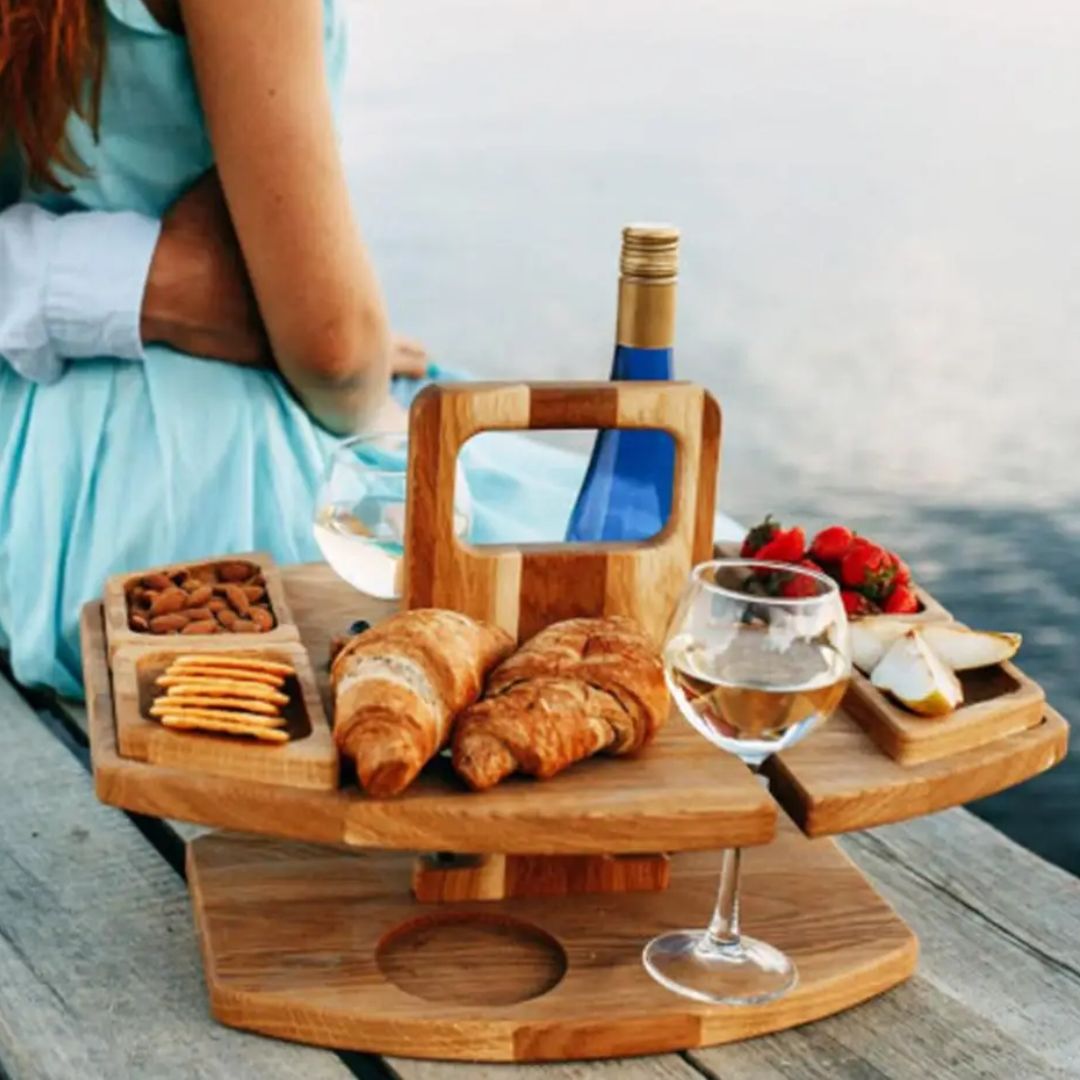Multifunksjonelt bærbart campingbord/vinbord for flaske, glass og snacks; perfekt for strand og hage.
