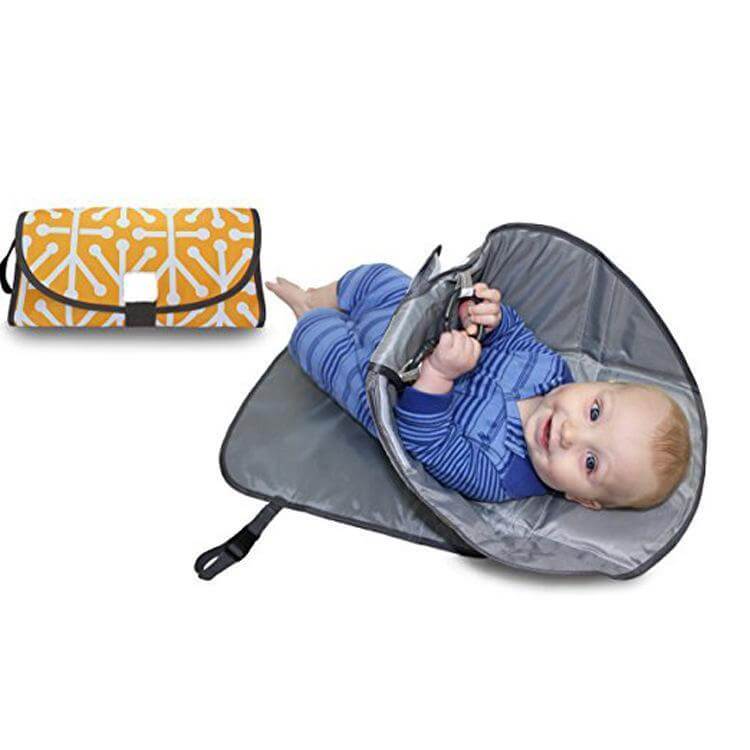 Detaljvisning av baby stellematte, rullet sammen som en kompakt bleietaske.