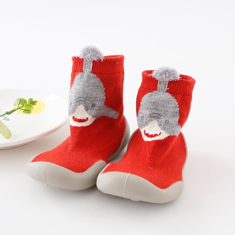 Bomulls-babysko med sklisikker såle, muntert løvedesign, ideell for innendørs bruk.
