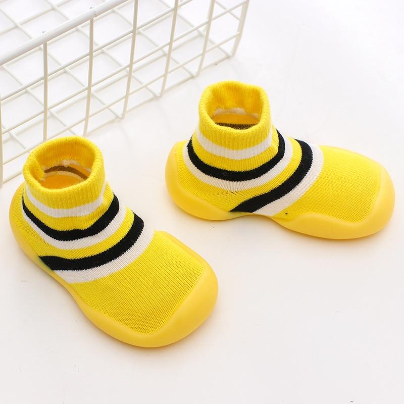 Praktiske babysko i blått med uglemotiv, sklisikre og myke, perfekt babyutstyr.