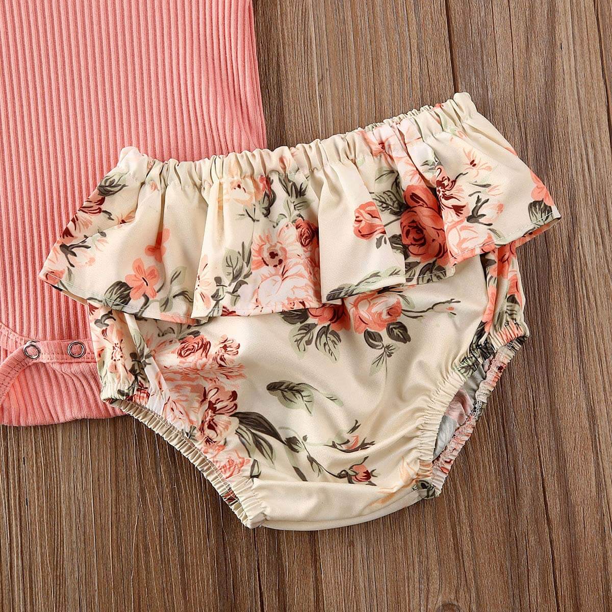 Perfekt babygave: jentesett med volanger og blomsterprint