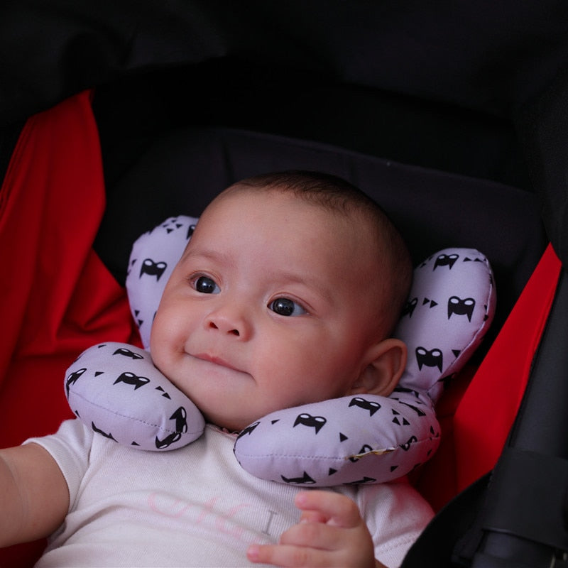 Myk nakkepute baby for trygg og behagelig reise i bilsete