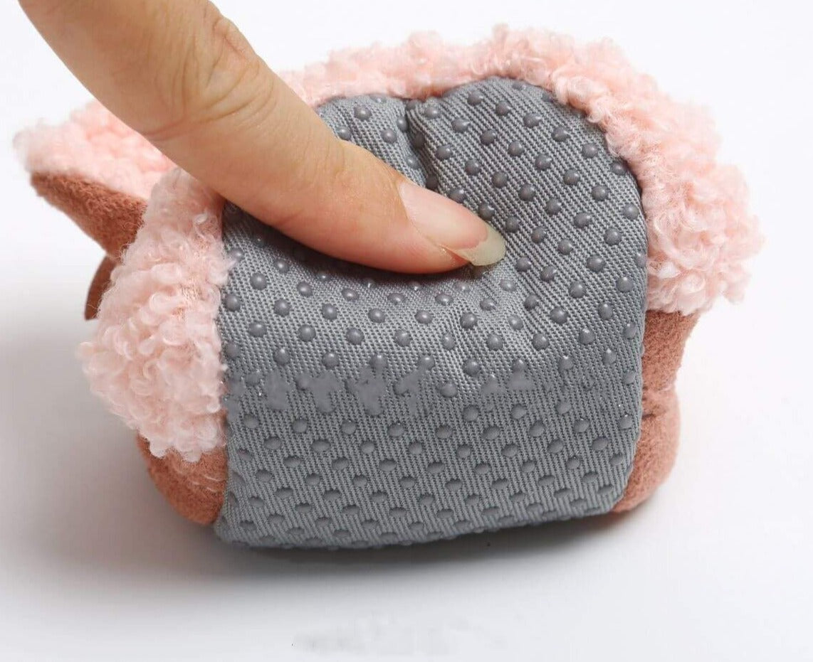 Glückliches Baby mit Lamm Design Erstlingsschuhen an den Füßen, weich, rutschfest, bequeme Baumwoll Babyschuhe