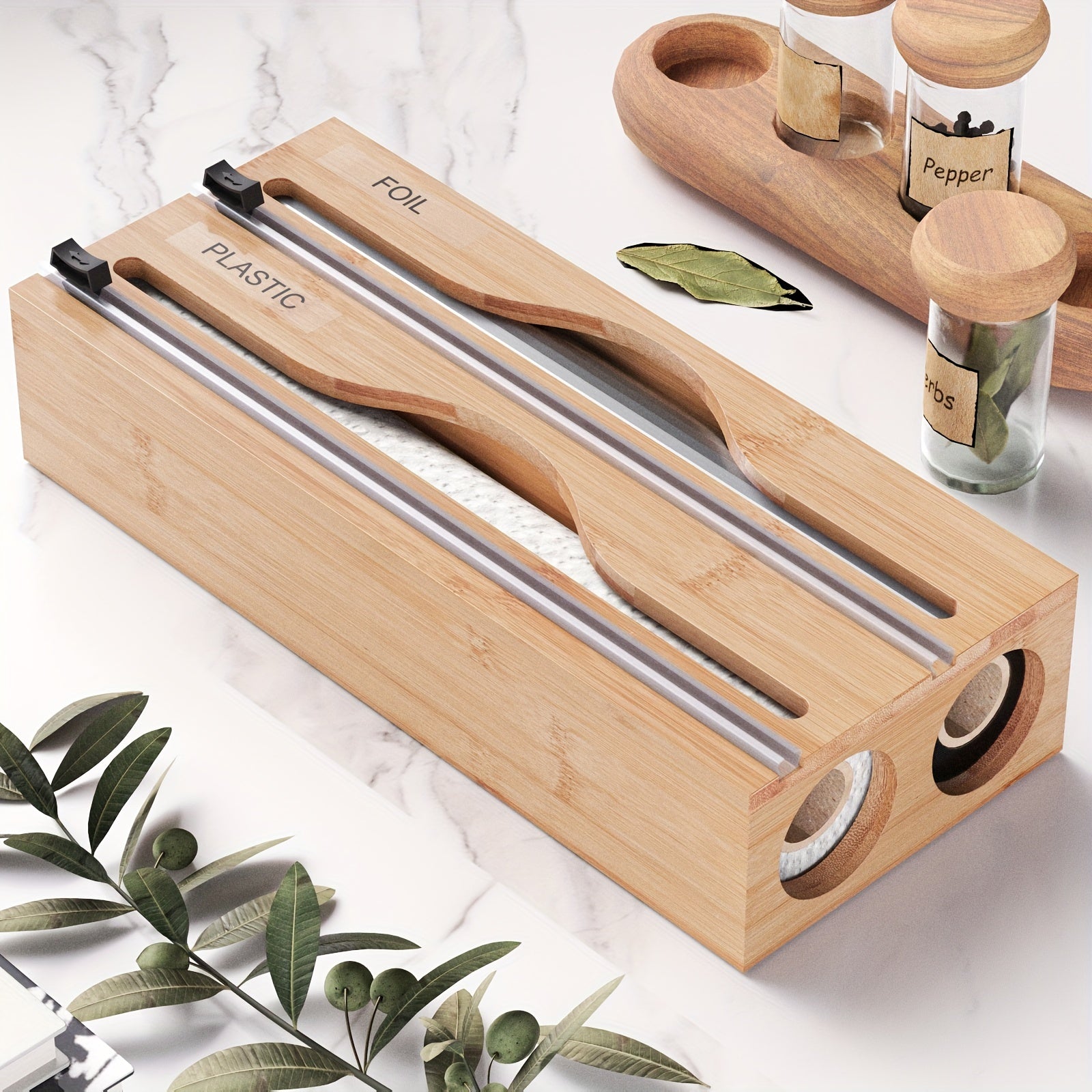 Bambus 2-i-1 foliedispenser på kjøkkenbenk, holder plastfolie og aluminiumsfolie organisert.