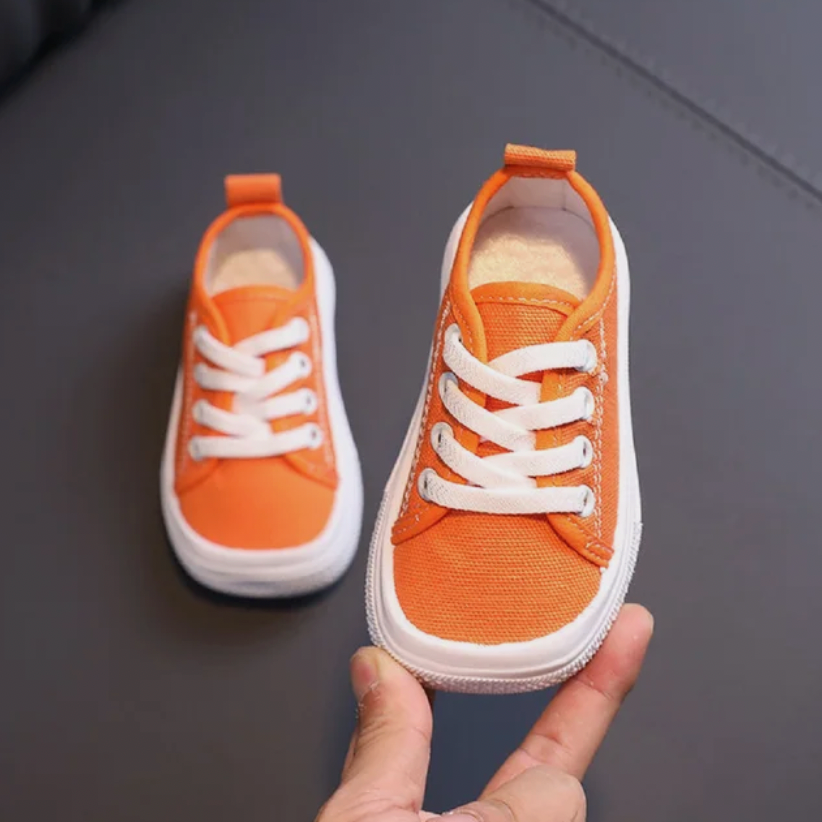 Robuste barnesko for vår og sommer. Pustende barfotsneakers som fremmer naturlig gang og lek.
