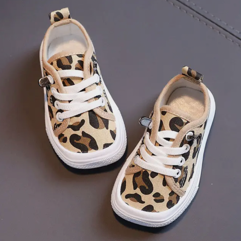 Ergonomiske barnesko for optimal fotutvikling. Fleksible barfotsneakers for naturlig og komfortabel gange.